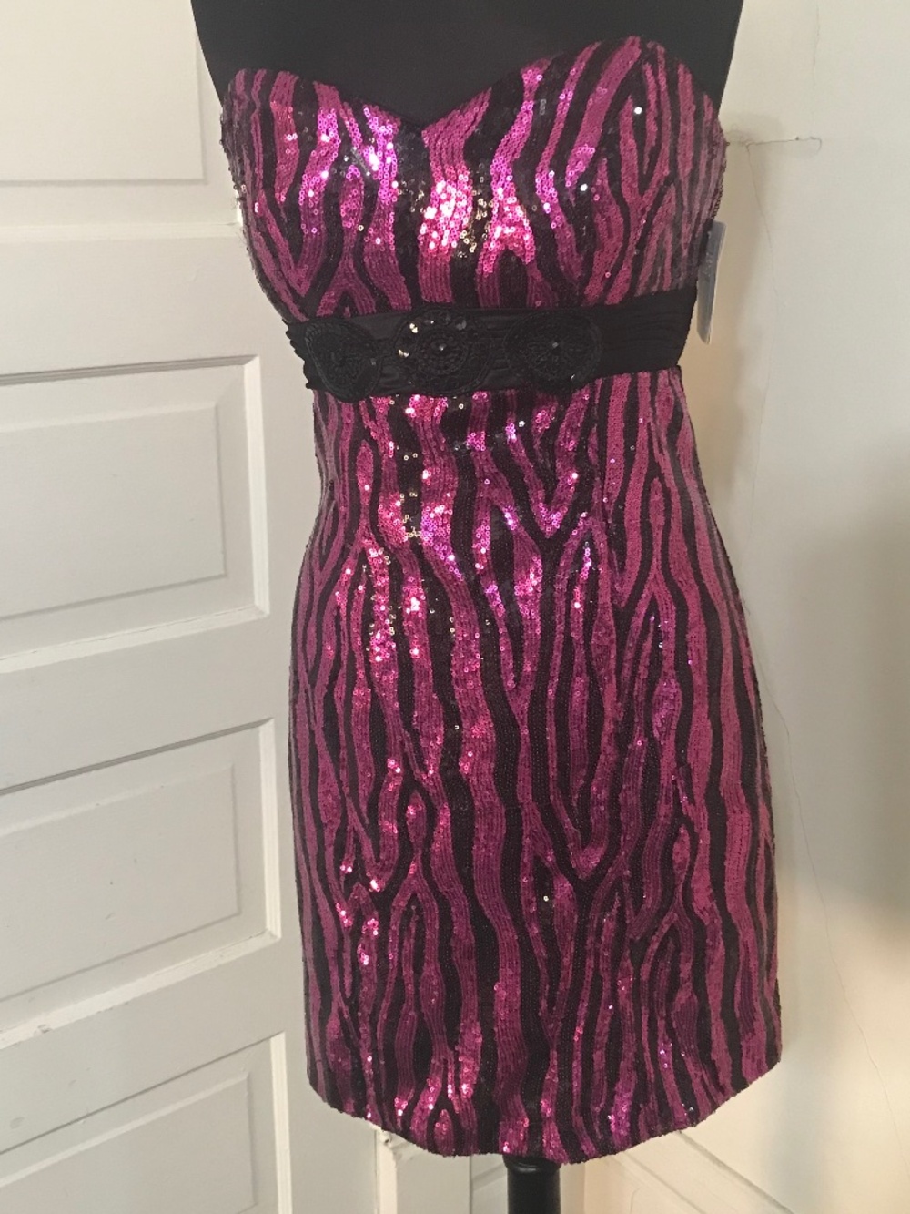 NWT CIRE BEADED FUCHSIA/BLACK COCKTAIL GOWN SIZE 8.